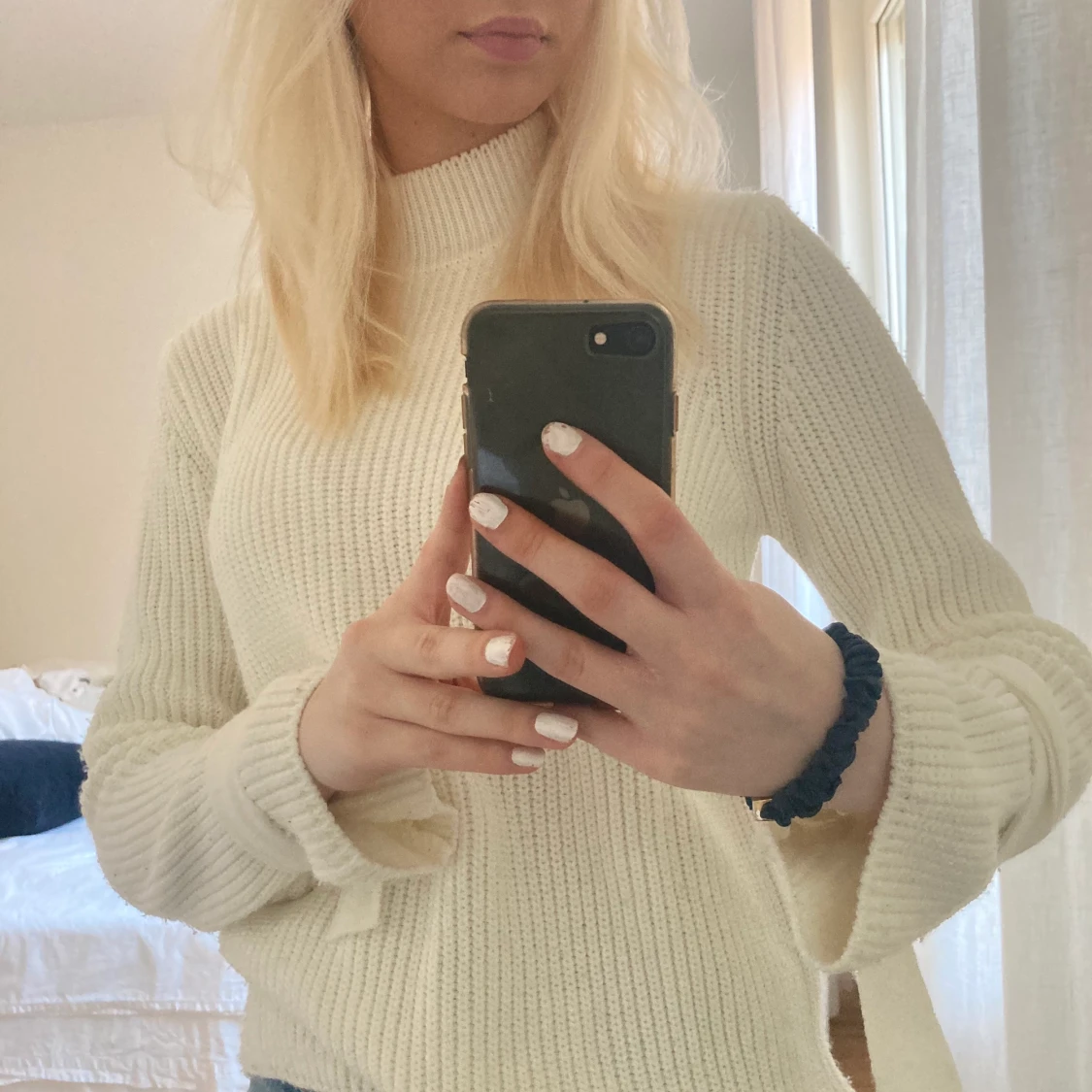 Stickad tröja med knytningar vid armen 