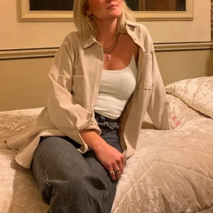 Beige overshirt - Jättefin oversized skjorta/overshirt från zara! I en beige färg och ”manchester” liknande material. Budet ligger på 400kr :) Buda gärna i kommentarerna!!!