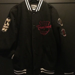 Vintage varsity jacka  - Fin vintage varsity jacka det fins ingen storlek i men jag skulle säga M jag tar trades och pengar 
