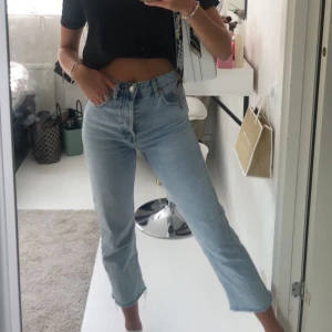 Blåa jeans - Säljer dessa snygga blåa jeansen från Zara. Storlek 36, fint skick och bra kvalitet. Frakt ingår ej i priset, hör av er om ni är intresserade!