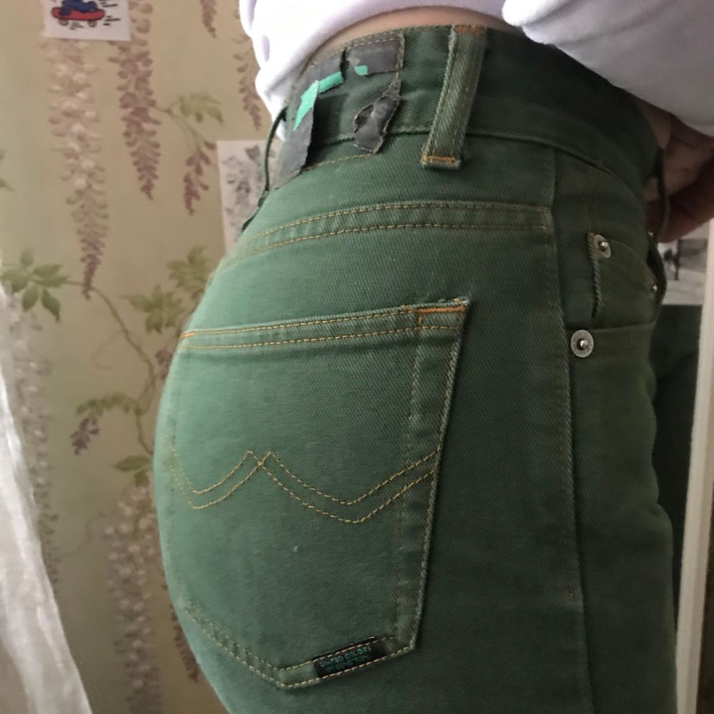 !köparen betalar frakten själv! mörk gröna United colors of benetton jeans med orange-bruna sömmar. Sitter fast i midjan och har en straight leg fit. Gjorda i Italien och har super bra kvalitet i tyget. Inte stretchiga men sitter som en smeck i rumpan och formar kroppen på bästa sätt.. Jeans & Byxor.