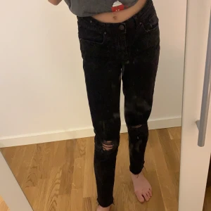 Jeans strl 36 - Hej!😊 Nu säljer jag ett par jeans strl 36, väldigt bra skick, säljer jeansen för de är tyvär för stora!