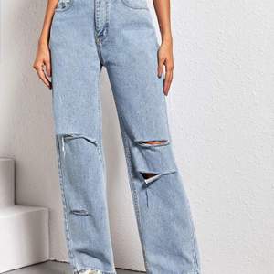 Skitfina ripped jeans med slits vid knäna, dem sitter fint på och är i ganska okej kvalite. I storleken L men passar mer som M. Helt nya och vara använda för att pröva på! (Bilderna är lånade från hemsidan) 