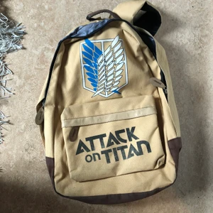 Attack On Titan ryggsäck - ANVÄNT skick! - Ascool AoT ryggsäck beställd från Hot Topic 2014! Rymmer exempelvis en MacBook och ett par skolböcker. Nypris 600 kr men säljs för 300 + frakt på 66 kr 💓 Notera att den är ANVÄND och har då lite märken över trycken samt på undersidan!