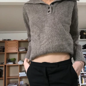 Stickad tröja - Stickad tröja, slutsåld på zara. Beige med knapar i kragen.