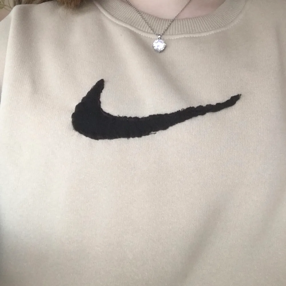 Sweatshirt med eget sytt Nike märke. Buda i kommentarerna💓 . Hoodies.