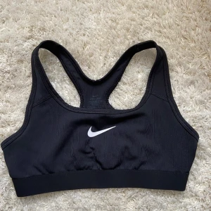 nike träningstop, strl M i barn - nike tränings top. strl M i barn, som xs i dam