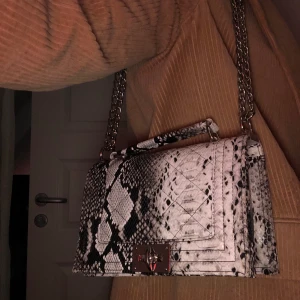 Skitsnygg väska!! - Svinball väska! Jättefint skick. Passar både till fest och vardag. Reglerbartband 