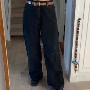 Svarta jeans - Svarta baggy jeans! Lite uttvättade men annars inga slitningar. Raka i modellen strl 40 från h&m. Är 163 cm