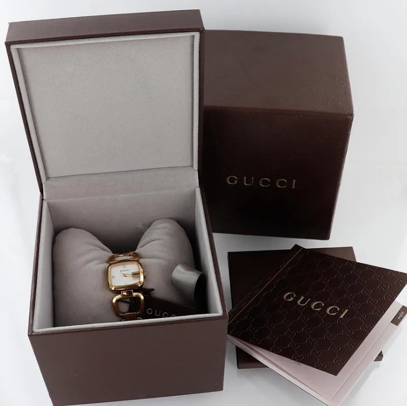 Damur Gucci, roséfärgat stål, quartz, 24x22mm, vit pärlemourtavla med 3 diamanter, länk 16,5cm, bok med garantiblad juli 2016, Royal Design Group, Kalmar, box, inga övriga tillbehör.knappt använd . Accessoarer.