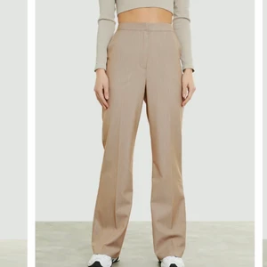 Vida kostymbyxor ( svarta ) - Som kostymbyxorna på bilden från hemsidan fast svarta! storlek 42 men passar 40, ÄLSKAR OVERSIZED! älskar dessa men blivit förstora tyvärr! köpta för 399 så säljer dem för 120 + frakt!