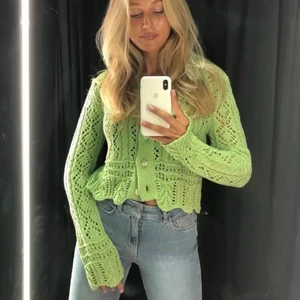 Zara kofta  - Intressekoll på min supersnygga zara kofta❤️ buda gärna💘💘💘💘 storlek M💋💋💋  köparen står för frakt🙌🙌🙌