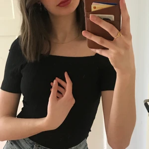 Svart topp - Jättesöt topp med strukturerat material. Snygg ringning både i ryggen och fram. Kontakta för mer info! 🌻🌻