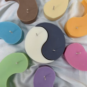 Yin & Yang ljus - Yin & Yang ljus gjord av 100% sojavax. Tillgänglig i vit, rosa, lila, orange, gul, grön, blå, mörkgrå och brun. Två ljus gör en hel för 190 krFrakt kostar 70kr, skickas från Storbrittanien.  