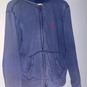 Ralph lauren ziphoodie - Köpt från farfetch. Size S men sitter avslappnad. Bra skick ej använd mycket. Köpt med en vintagelook från början