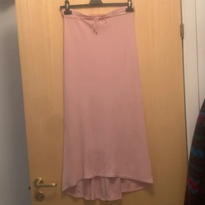 Lång rosa kjol - Säljer en lång rosa kjol, tyget är lite tungt så det blir fin passform och hänger fint ner. Väldigt töjbart tyg. Strl är onesize, från S till XL typ. (Dåligkamera, drf är det lite prickar o suddigt) 