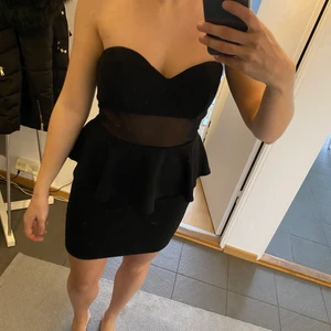 Bandeuklänning - Svart bandeuklänning med gulddetalj och meshtyg, använd fåtal gånger 