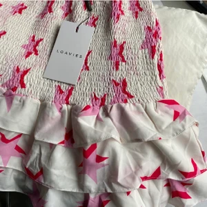 Vit kjol med stjärnor på - Säljer denna kjol från Loavies. Prislappar kvar och köptes för 380kr inkl frakt. Start bud från 200kr. Köpare står för frakt, annars möts jag i sthlm 💛💛 bud:280kr —>   Har nu lagt ut en ny annons där man kan buda på. 