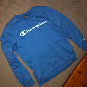 Sweatshirt  - Sweatshirt i snygg färg! Använd fåtal gånger💙