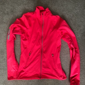 Tråningströja - Skön och användbar träningsjacka från HM i storlek 158/164 men som jag skulle säga är som en xs/s. Denna är mycket skön och dessutom syns man bra i mörkret pga reflexerna och färgen💕