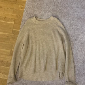 Stickad tröja - Fin rosa stickad tröja! Syns inte riktigt på bilden, om du vill se mer skriv privat! Oversize på mig som vanligtvis har S/M! 70 kr + frakt💓