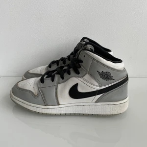 Nike Air Jordan 1 - Air Jordan 1 Mid ’Light Smoke Grey’ för mer följ @tjejtrend på insta💕 Skick: 7-8/10  Storlek: 38 Pris: 1499 kr eller bud Fraktas spårbart för 66 kr med postnord📦 Tveka inte att skicka ett DM om du har en fråga🥰  #tjejtrend