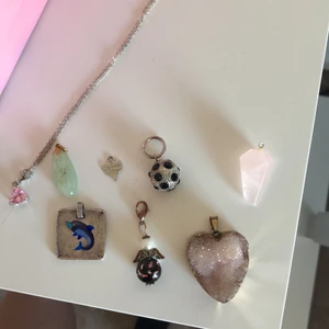 Berlocker - Flera olika berlocker 20kr styck. Silverlänken 40 kr. Om du vill köpa alla tillsammans så blir det 180 :) Silverlänken, den gröna berlocken och rosa hjärtat är sålt.