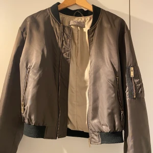 Bombajacka - Säljer denna as fina bombajackan från zara!! Använd ett fåtal gånger och i väldigt bra skick!! Säljer då den inte kommer till användning. Perfekt jacka till våren🧚🏼 köparen står för frakt❤️