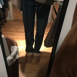 Mörkblå straight jeans  - Raka mörkblå jeans från Zara i modellen straight leg. Avklippta nertill så fransiga. Storlek 36 och midrise i midjan. Nästintill oanvända! Jättefina och bra skick! 