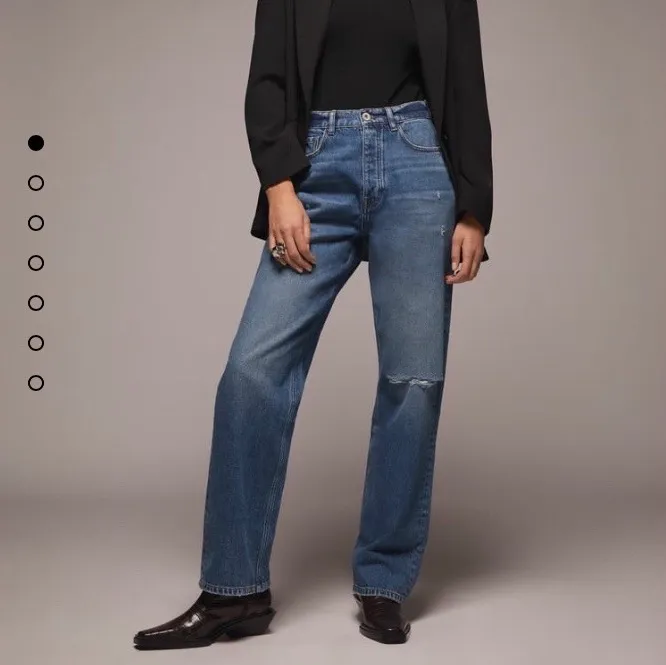 Säljer helt oanvända trendiga jeans från zara på grund av fel storlek💜 skriv privat för fler bilder!!. Jeans & Byxor.