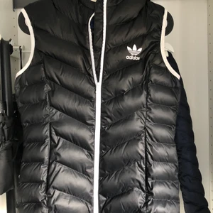 Svart adidas väst med luva - En adidas väst med otroligt bra skick! Den är i storlek S/M & har en väldigt skön passform. Den passar till mycket 👍🏽
