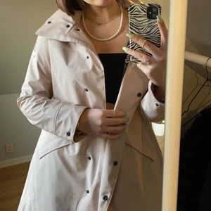 Regnkappa från odd molly - Skitsöt smuttsrosa regnkappa från odd Molly som tyvärr inte kommer till användning. Ordinarie pris ca 1900kr💞💓