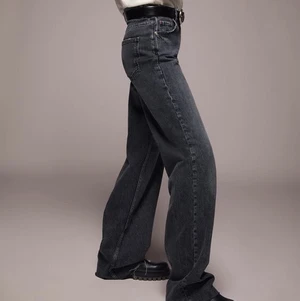 Zara 90s full length jeans - Säljer mina gråsvarta jeans från zara. Strl 36, så gott som nya! Nypris 399kr. Skriv till mig privat eller buda i kommentarerna vid intresse 💗💗