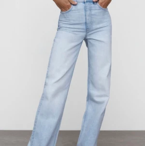 Straight jeans från Zara - Säljer dessa snygga straight jeans från zara i strlk 36 då jag har många liknande i garderoben redan. Skriv för fler bilder! Många intresserade blir det budgivning💕