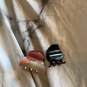 Hårklämmor 🥰 - Säljer dessa jättefina hårklämmor. För fler frågor eller bilder kontakta🥰❤️ Den svarta hårklämman kostar 30 kr och den andra kostar 45 kr