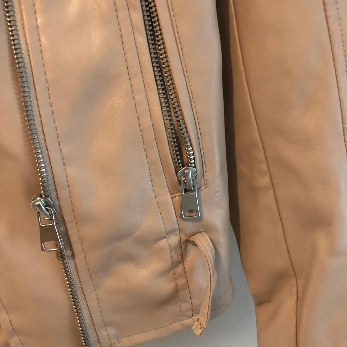 Smutsrosa skinnjacka - 90