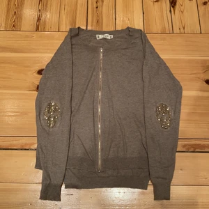 Beige kofta med snygga detaljer   - En beige super mjuk kofta med guldiga döskalle detaljer. Köpt i en liten butik i Frankrike. 30% silke. Super snygg & bekväm men kommer tyvär inte till användning. Passar nog strlk xs-m. Lite ljusare och ännu finare färg än vad man ser på bild 1&2 