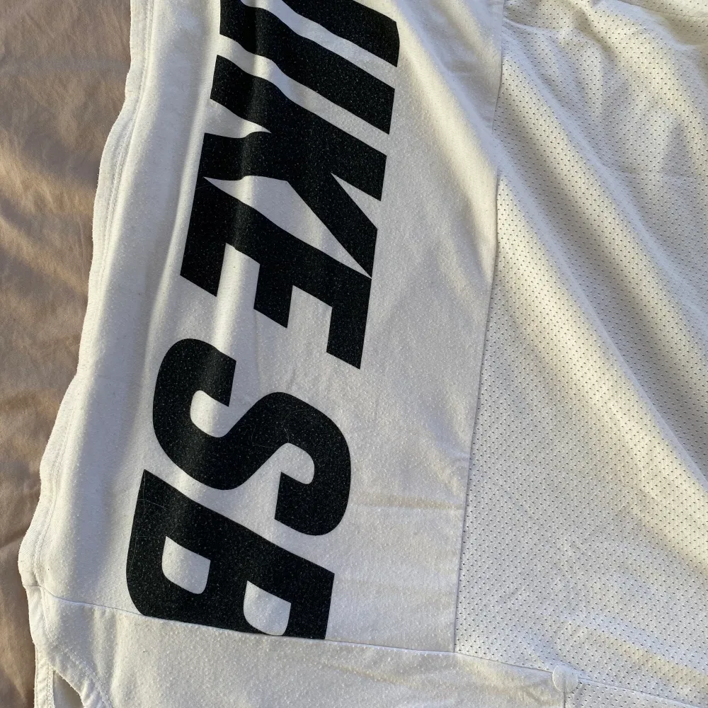 Tshirt från Nike SB | strl L | längre i rumpan med tryck över, ’sport’ materian och bomull, väldigt mjuk | använd fåtal gånger | frakt tillkommer. T-shirts.