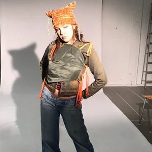 Moral väst - Väst från @__moral.__, allt material är secondhand och handsytt!  Gå in på __moral.__ på instagram eller www.moral-moral.se för fler färger och mer kul!❤️