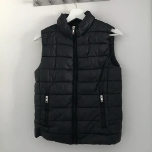 Väst - Väst från Mango. Säljs för den inte kommer tillanvändning. Jättefint skick. Bara att skriva om ni vill ha fler bilder🥰 Är storlek S men funkar till M också skulle jag säga. Frakt tillkommer