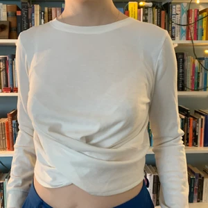 Vit tröja - Cool tröja med knut där fram i väldigt skönt och luftigt material🤤