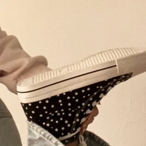 oanvända super fina skor - dessa skor är converse inspererade fast med stjärnor. de är svarta och HELT OANVÄNDA då jag tyvärr köpte fel storlek :( . ifall någon vill ha fler bilder är det bara att kontakta mig privat!!  BUDA ELLER KÖP DIREKT FÖR 500+frakt