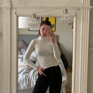 Polo från &other stories - Säljer min vita polo från &Other Stories, frakt tillkommer 🤍🤍🤍