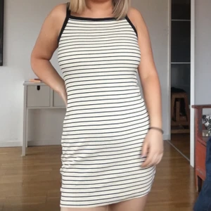 Snygg färgglad kortklänning!  - En snygg gul, svart o vit klänning köpt från Monki! Den är i bra skick då jag bara använt den nån gång, säljer pga att jag jag växt ut den. Klänningen är verkligen vårig och ger en stark färgklick! 