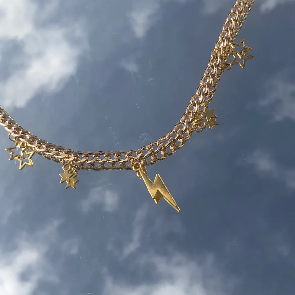 Suuuuuuper fint guldigt halsband, väldigt populärt och passar till allt, halsbandet är ca 50cm och man kan ändra längd🌈🌈⚡️⚡️. Accessoarer.