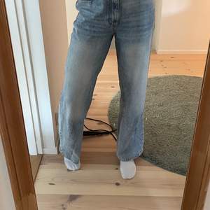 Jättefina jeans från Gina Tricot. Superfint skick och har bara använts ett par gånger. Köpta på plick men var lite för korta för mig som är 177cm lång. 200 kr eller bud💞