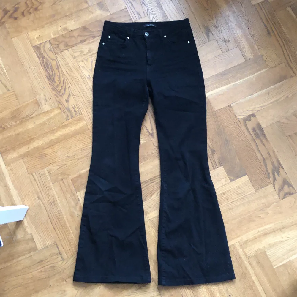 Bootcut jeans i stretchigt material och bra passform, medelhöga i midjan och normal långa i benen, köparen står för frakten. Jeans & Byxor.