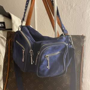 INTRESSEKOLL på denna fina Noella väska i en mörkblå färg, har inte användt den på länge och funderar på att sälja för ett bra bud!😊💙💙💙buda från 200