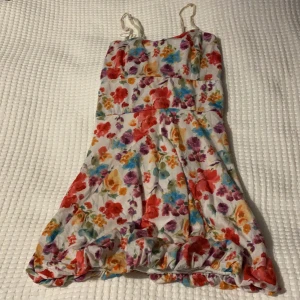 Blommig klänning - Blommig klänning från Sisterpoint i storlek xs