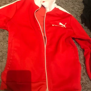 Puma - Aldrig använt förut, sitter jätte fint på och det är bra material. Köparen står för frakten 